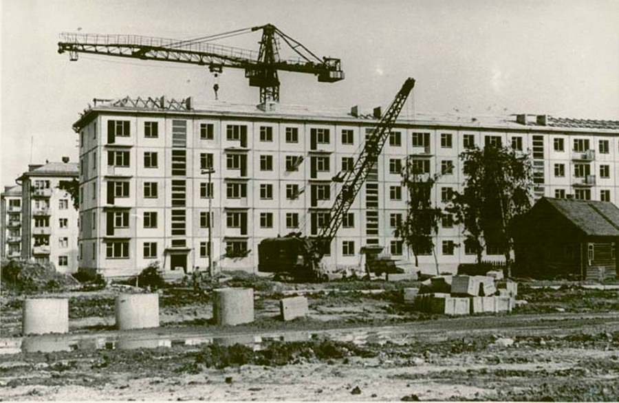 Khrushchev lanciò un massiccio piano di costruzione di case popolari in giro per il Paese e molte famiglie poterono finalmente ottenere dallo Stato un piccolo appartamento tutto per loro. Quelle case a cinque piani hanno un soprannome non ufficiale: khrushchjovka
