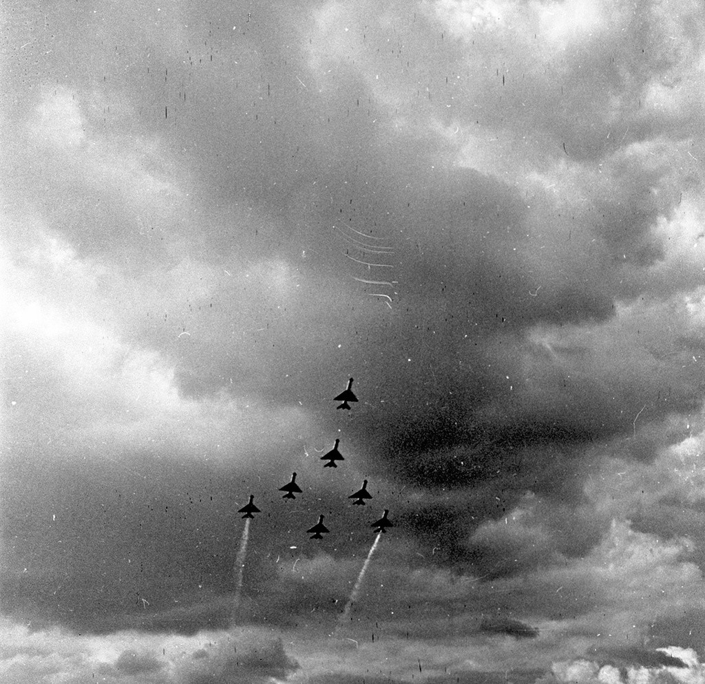 Sette caccia supersonici MiG-21 durante un volo di addestramento
