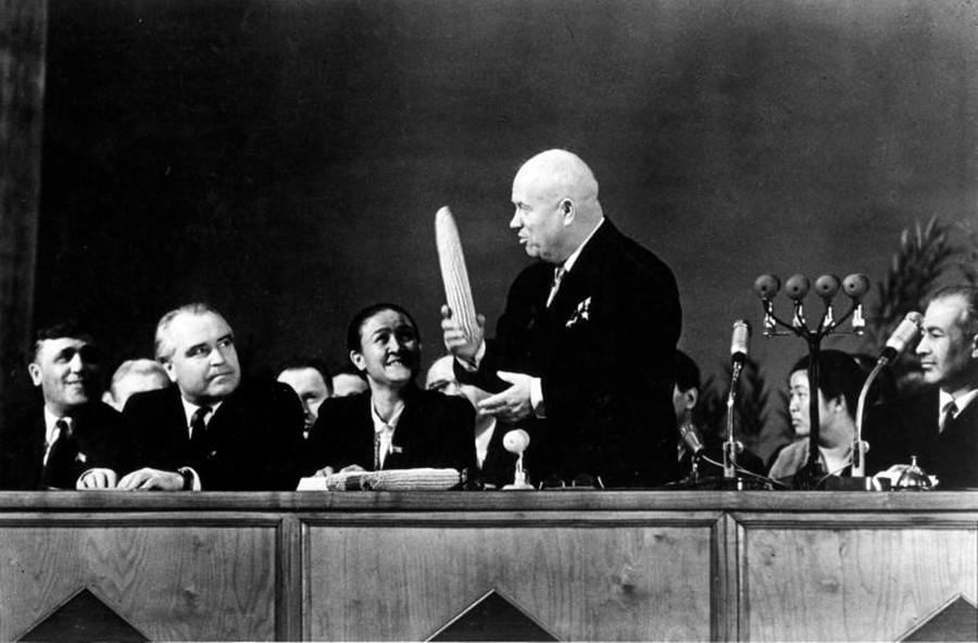 Nikita Khrushchev con pannocchie di mais. La sua idea fissa, dopo aver visitato gli Stati Uniti, era di far diventare l’Urss un grande produttore di granoturco. Ma questa campagna agricola fallì, poiché le piante non crescevano bene per via del clima
