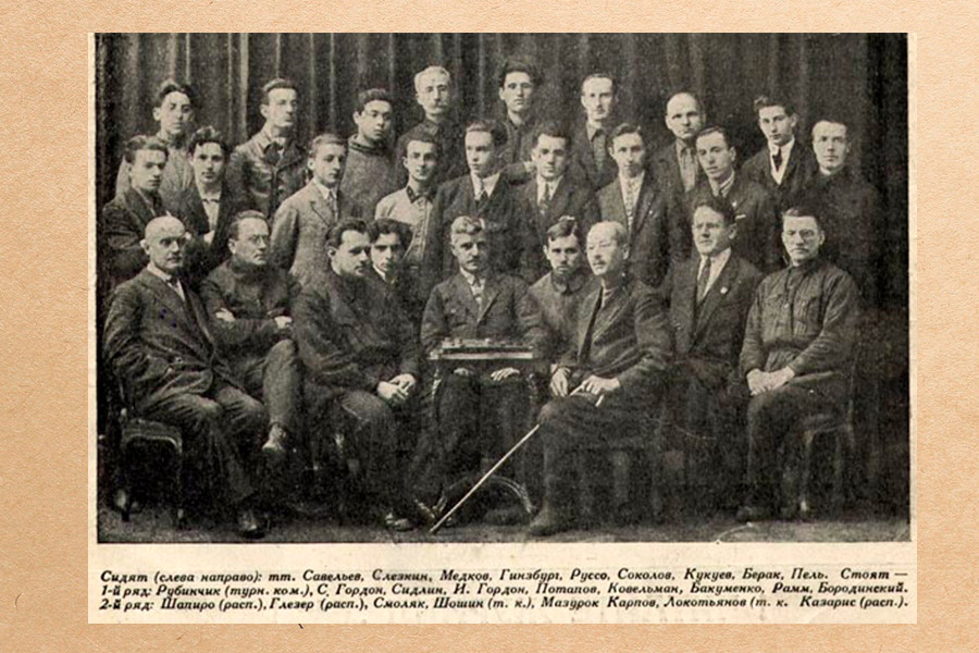 Wassili Russo (1.Reihe, 5. v.l.) auf dem Gruppenfoto der Teilnehmer der III. UdSSR-Meisterschaft im russischen Damespiel
