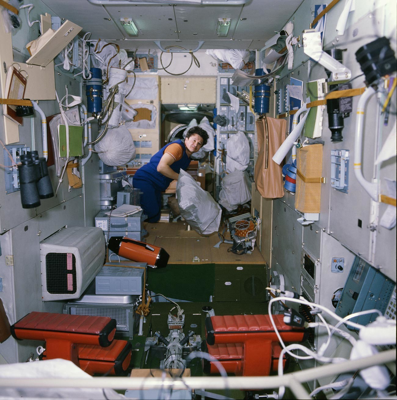 Suasana di dalam stasiun antariksa MIR, 1986.