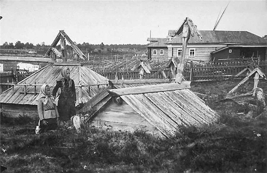 Groblje starovjeraca s križevima i malim kosim građevinama poput krovova na grobovima na obali Bijelog mora. Fotografija prije 1917. 