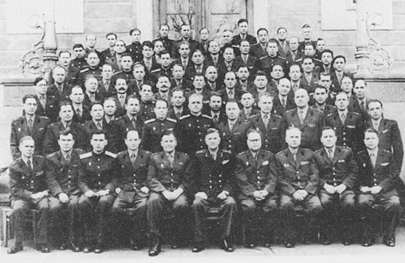 Lulusan Akademi Teknik Artileri Dzerzhinskiy Uni Soviet pada 1960. Oleg Penkovsky ketiga dari kanan di barisan depan.