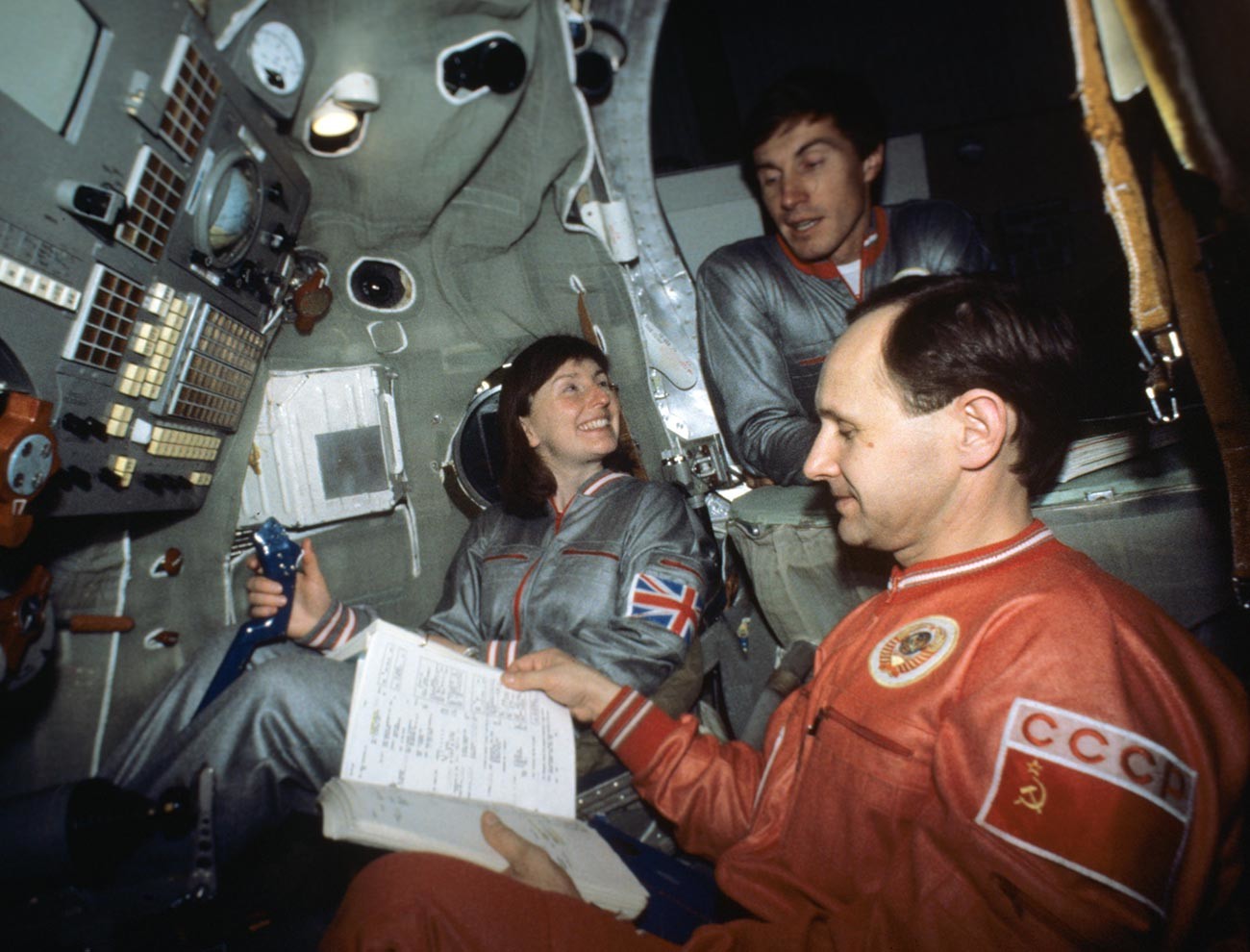 L'equipaggio spaziale sovietico-britannico: Helen Sharman, Sergej Krikalev e Anatolij Artsebarskij