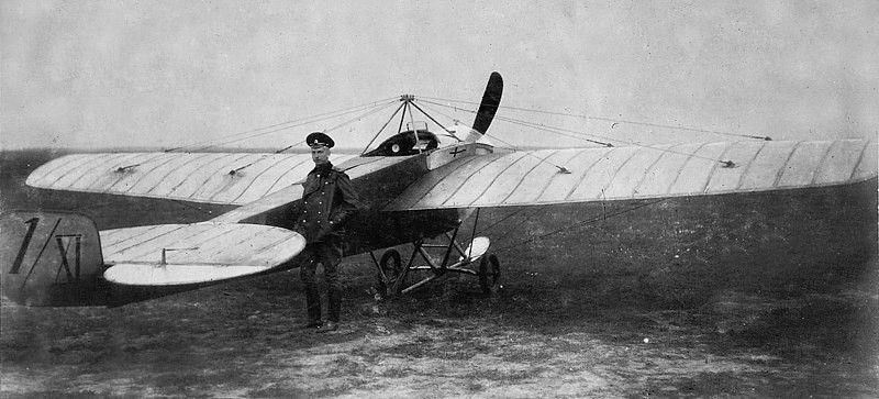 Nesterov junto al aeroplano en el que realizó la pirueta aérea.