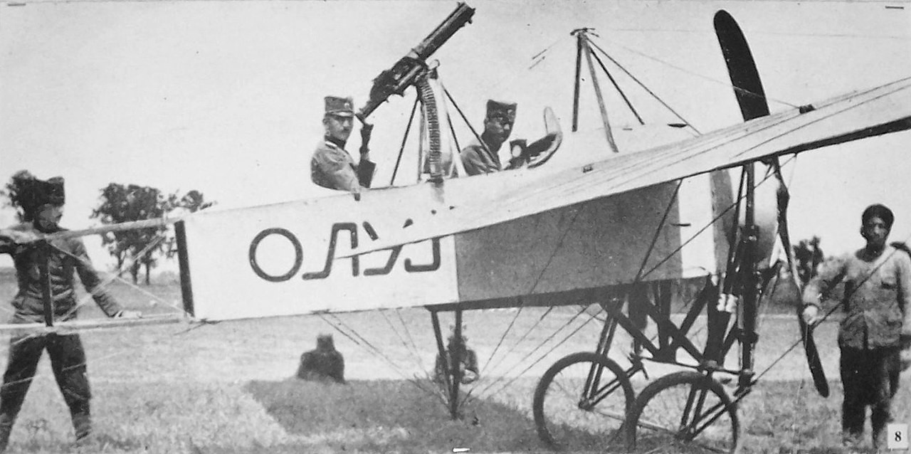 Primer avión armado del ejército serbio en 1915. El avión es un Bleriot XI-2.