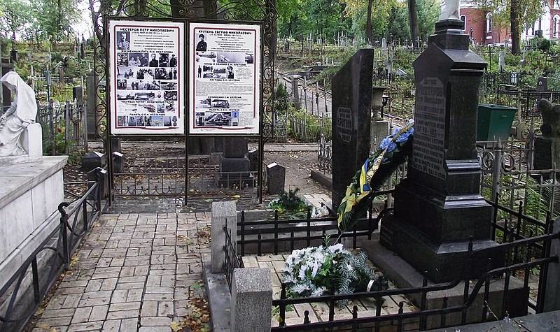 Tumba de Nesterov en el cementerio Lukianivske de Kiev (Ucrania)