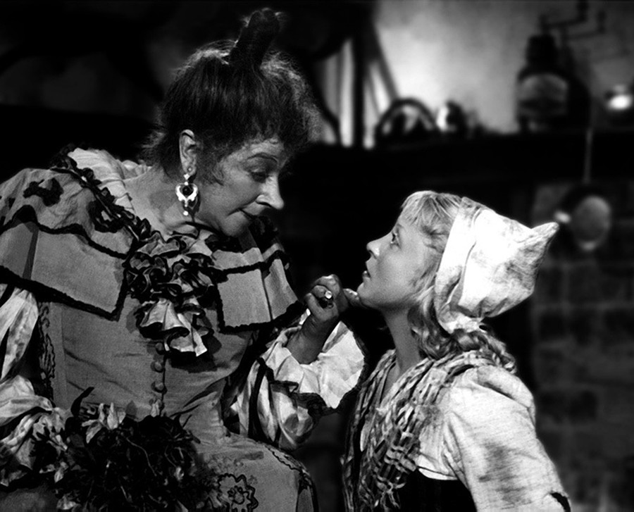 Faina Ranevskaya and Yanina Zheimo in 'Cinderella'.