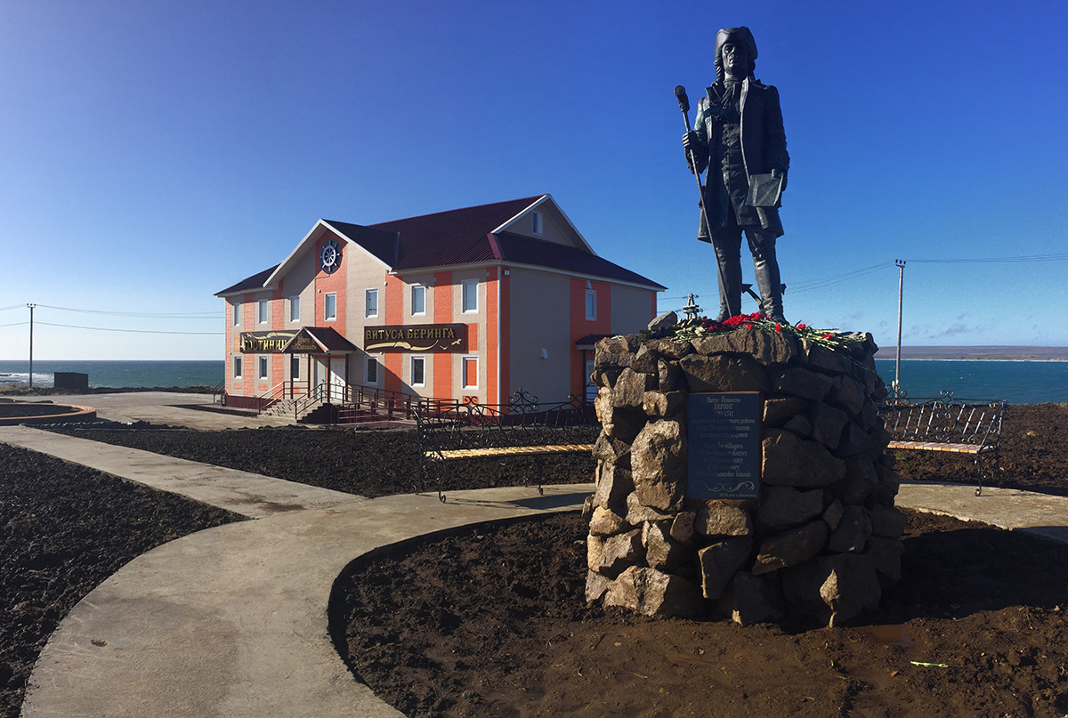 Das Denkmal für Witus Bering und das Hotel in Nikolskoje.