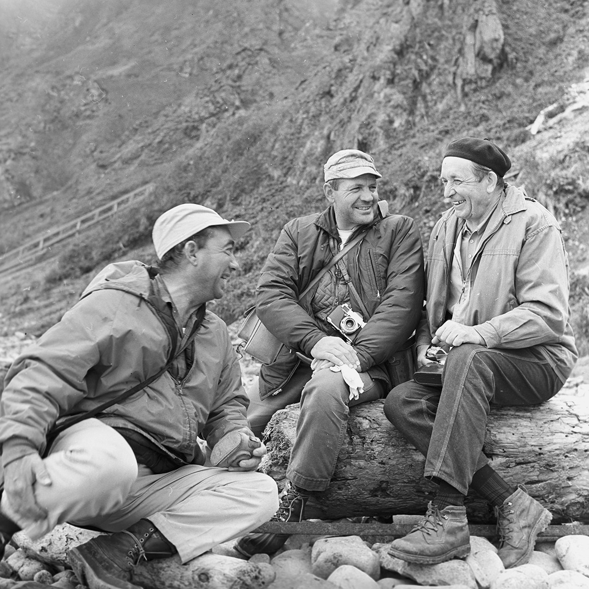 Die amerikanischen Wissenschaftler Clifford Fiscus und Ancel Johnson sowie der Professor für Biologie Wiktor Arsenjew (rechts) auf der Insel Medni, 1968.