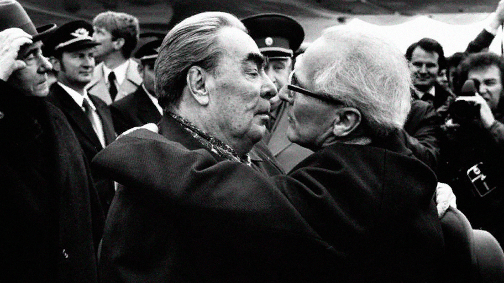 Léonid Brejnev rencontre le leader de la RDA Erich Honecker. Une autre photographie de leur baiser sera immortalisée sur le mur de Berlin.