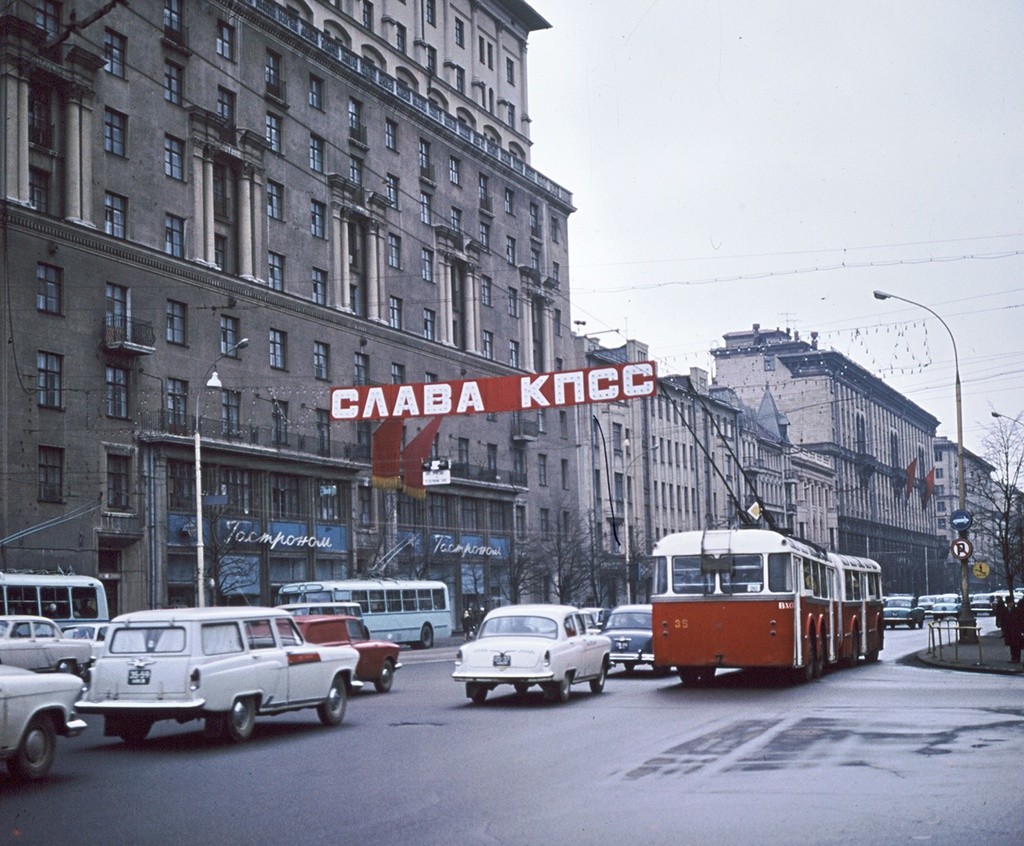 Rue Gorki (aujourd’hui Tverskaïa), à Mosou. La banderole dit: «Gloire au PCUS».
