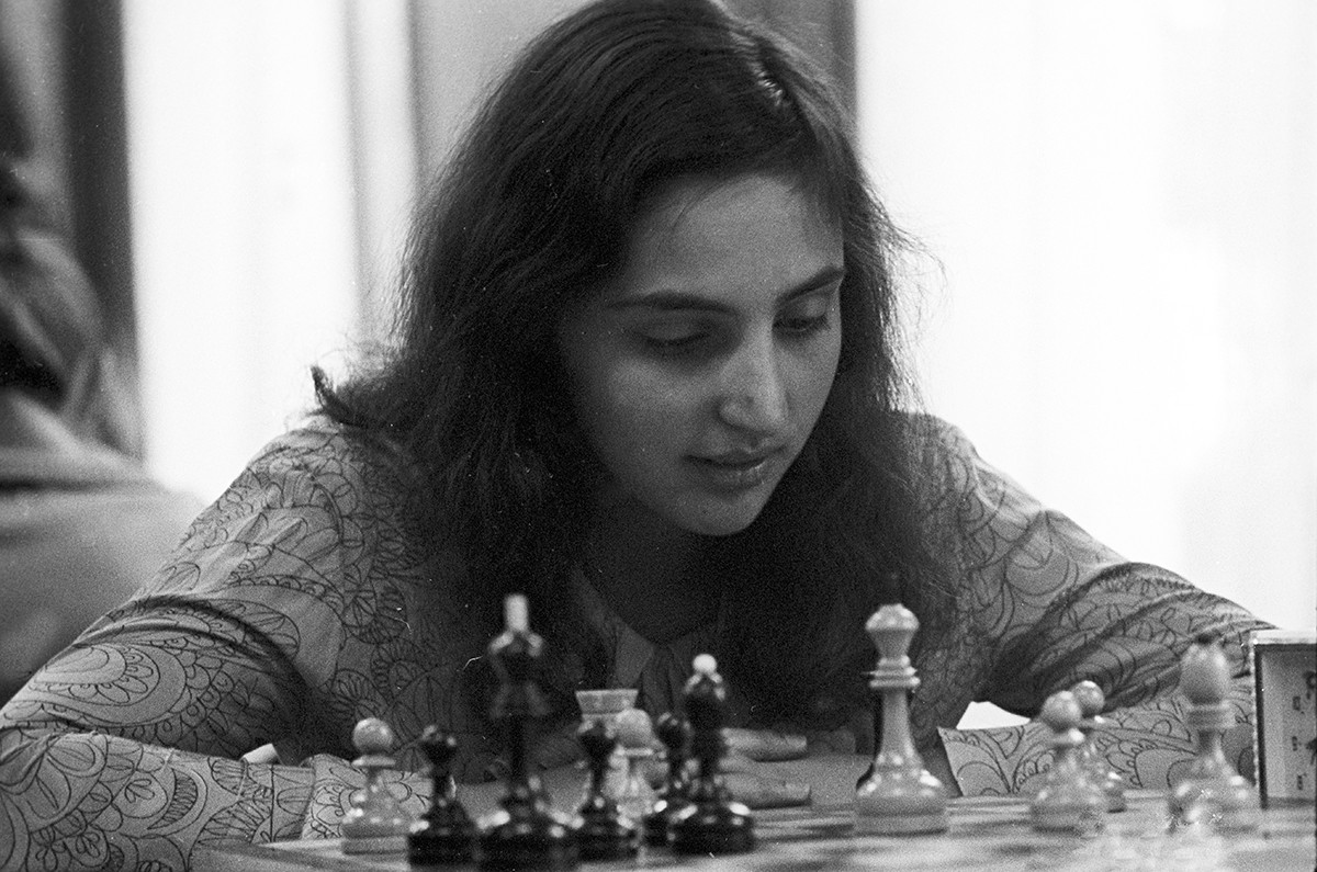 Championne soviétique d’échecs, l’étudiante Irina Levitina se penche sur une partie.

