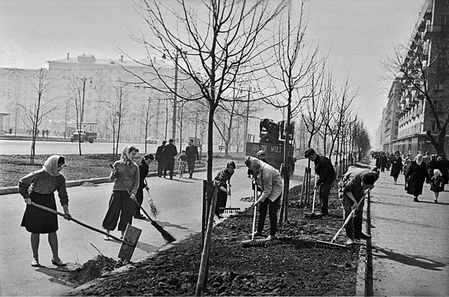 春のモスクワ、通りでのスボートニク、1963年