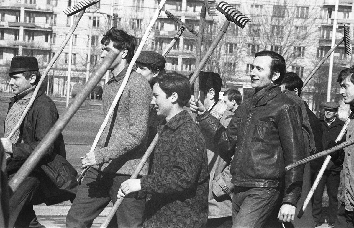 モスクワの通りで、第50回共産党スボートニクに参加する学生たち、1969年
