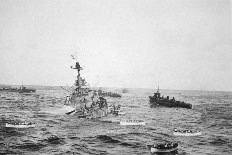 El acorazado británico HMS Audacious, hundiéndose el 26 de octubre de 1914 tras chocar contra una mina.