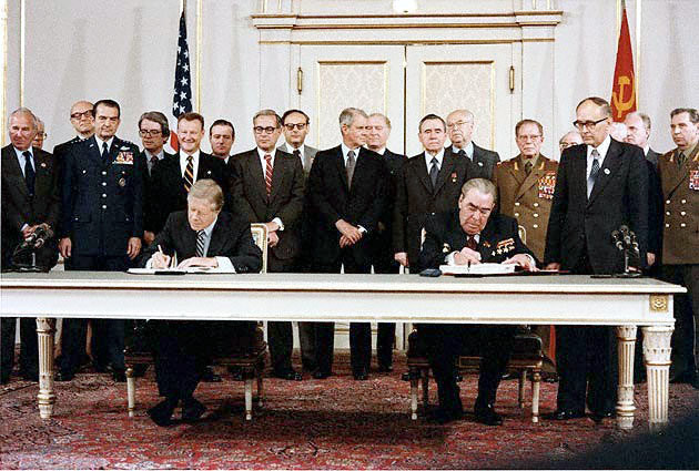 Jimmy Carter (Izq.), figura principal del embargo de cereales de 1980. Firmando el Tratado sobre Misiles Anti-Balísticos SALT II con Leonid Brezhnev (Der.) en 1979.
