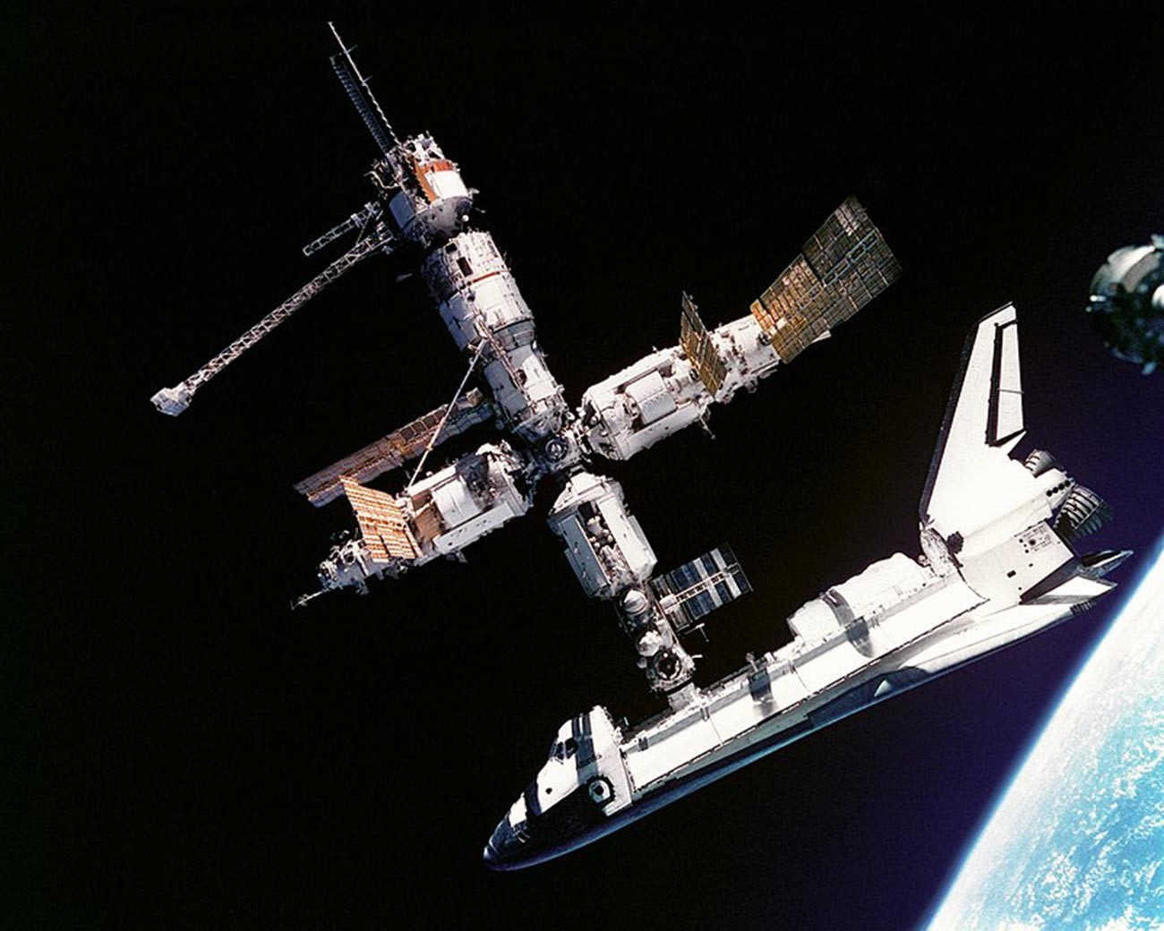 Vista del transbordador espacial Atlantis conectado a la estación espacial rusa Mir, el 4 de julio de 1995.