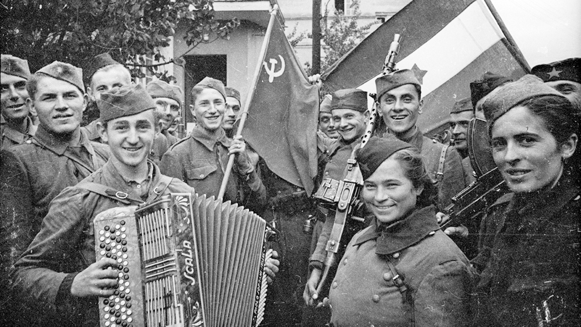 Советские и югославские бойцы с национальными флагами 