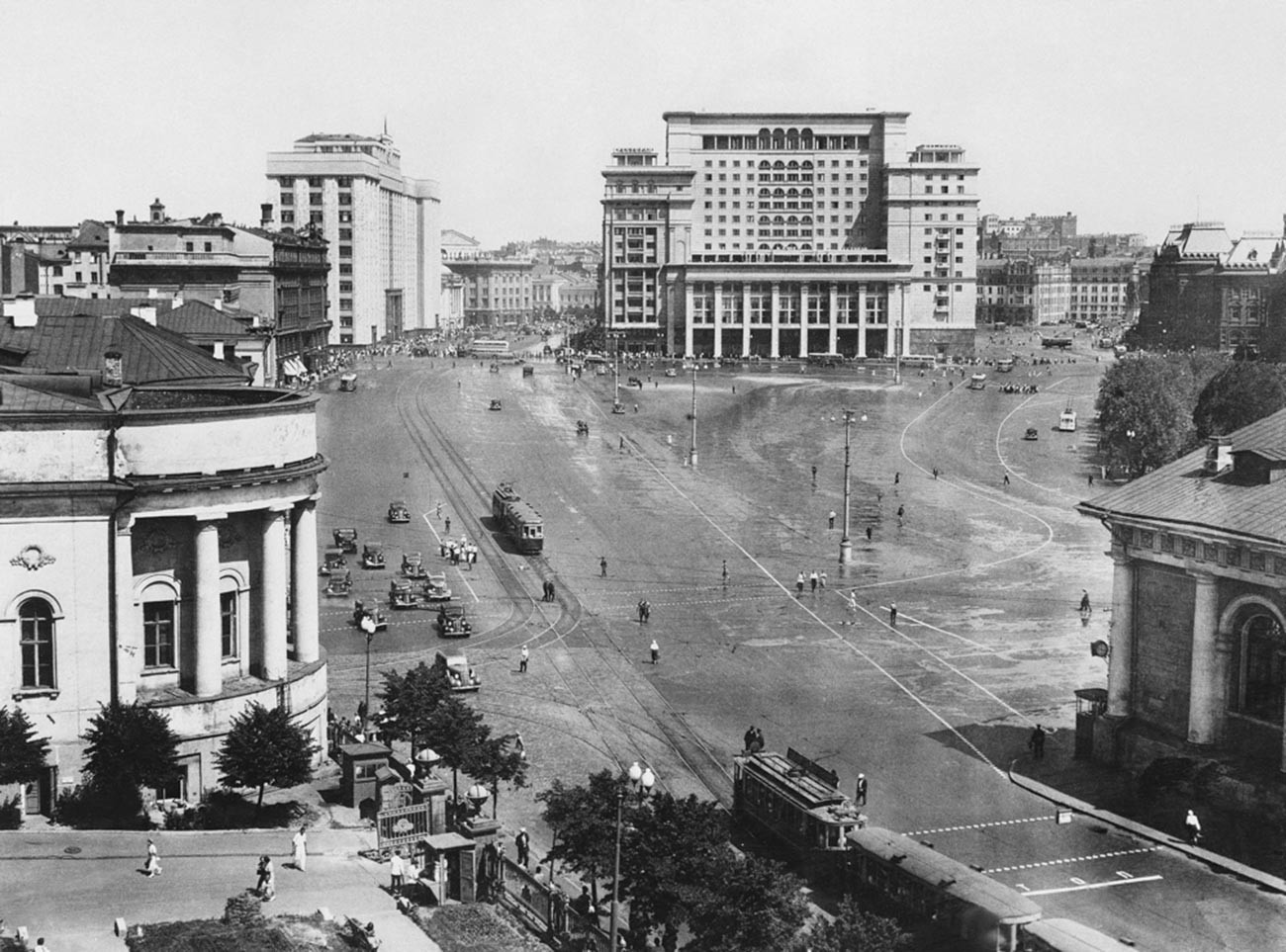 Alun-alun Manezhnaya dengan pemandangan Hotel Moskow. 1930s