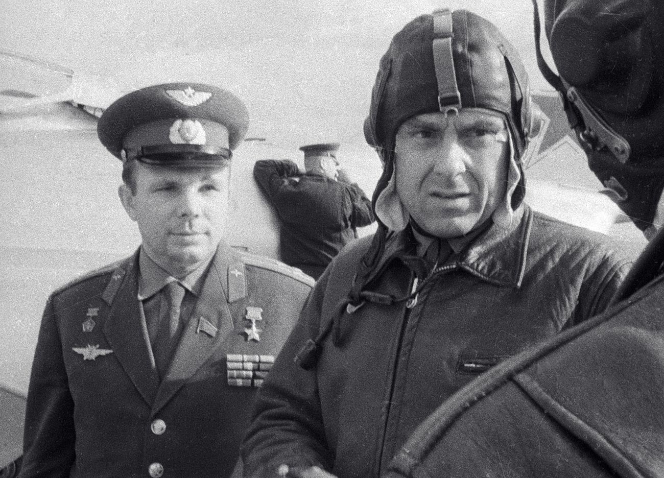 Yuri Gagarin (kiri) ditugaskan untuk menggantikan Komarov jika sewaktu-waktu Vladimir Komarov tidak dapat terbang.