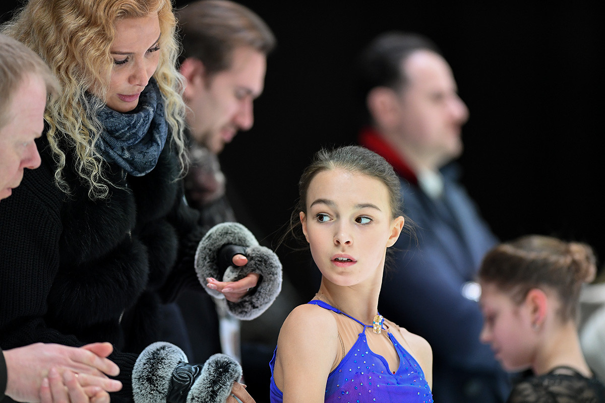 Anna Shcherbakova en janvier 2020 en Autriche pour les Championnats d'Europe de patinage artistique, accompagné d'Eteri Tutberidze