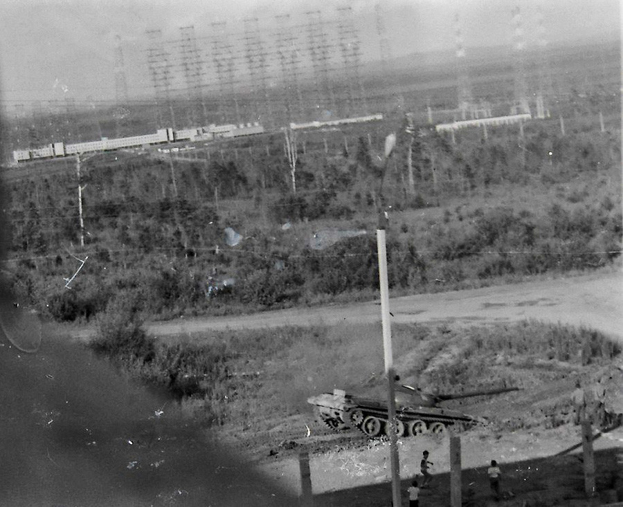 Фотографија од седумдесеттите години на минатиот век. Првите доселеници, во позадина се гледаат столбовите на „Дуга“.