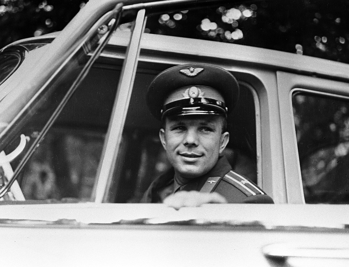 Gagarin posiert in seinem Auto, 1961. 