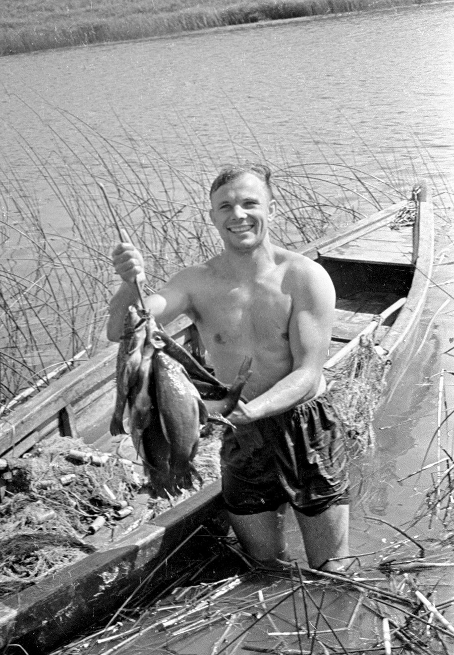 Juri Gagarin angelt in seinem Heimatdorf, 1961. 