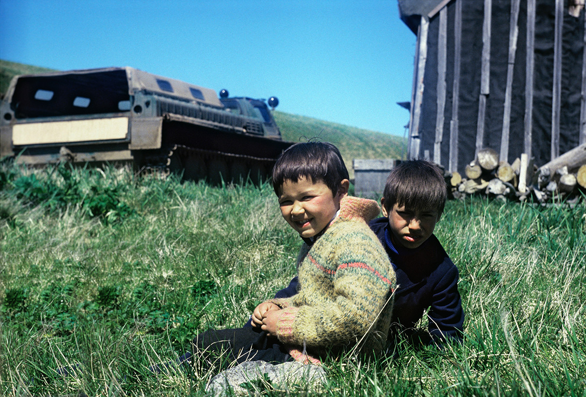 Jóvenes aleutianos en Nikolskoye, 1987.

