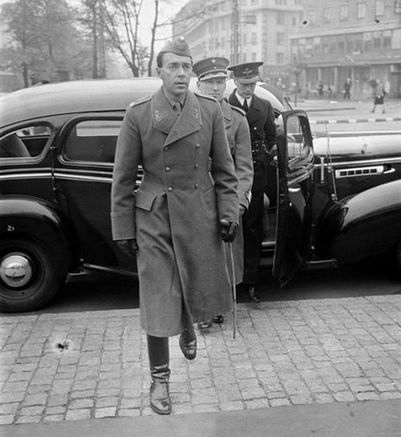 Престолонаследник Шведске Густав Адолф посетио је изложбу војних трофеја у изложбеном салону током посете Финској 8. октобра 1941.
