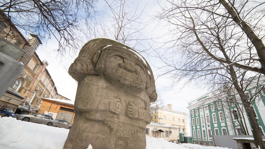 Hay varios ídolos de piedra en un jardín de la capital cultural de Rusia.

