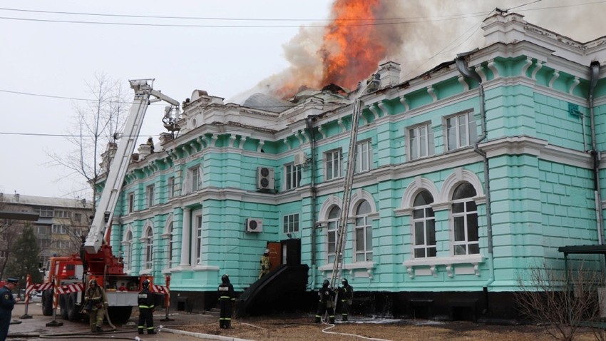 Bombeiros no combate ao fogo em hospital de Blagoveschensk