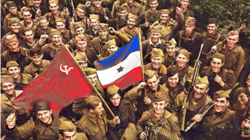 Војници Црвене армије и Народноослободилачке војске Југославије у ослобођеном Београду, 20. октобра 1944.  