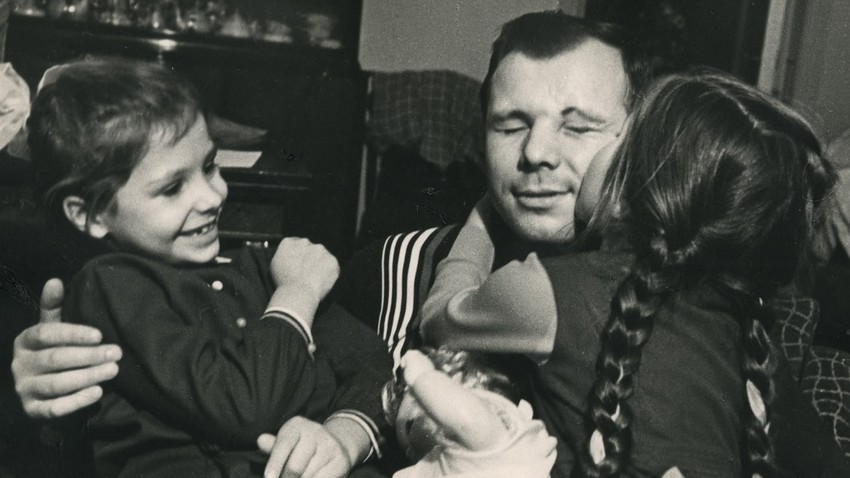 Jurij Gagarin s hčerkama
