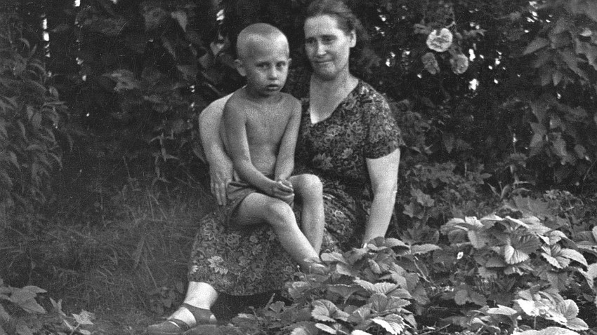 Vladimir Putin dan ibunya Maria Ivanovna Putina, Juli 1958.