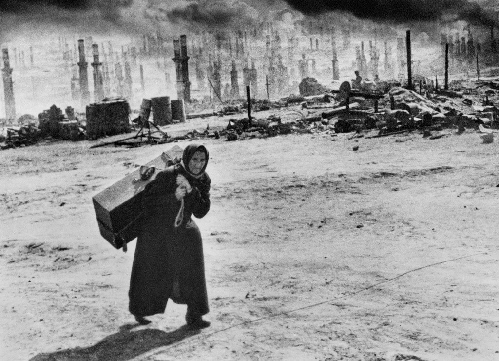 Des réfugiés fuient Mourmansk après un raid aérien allemand, 1941.