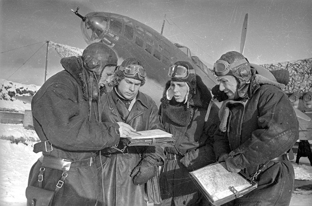 Commandant d'escadron avec son équipage près d'un Il-4, 1941