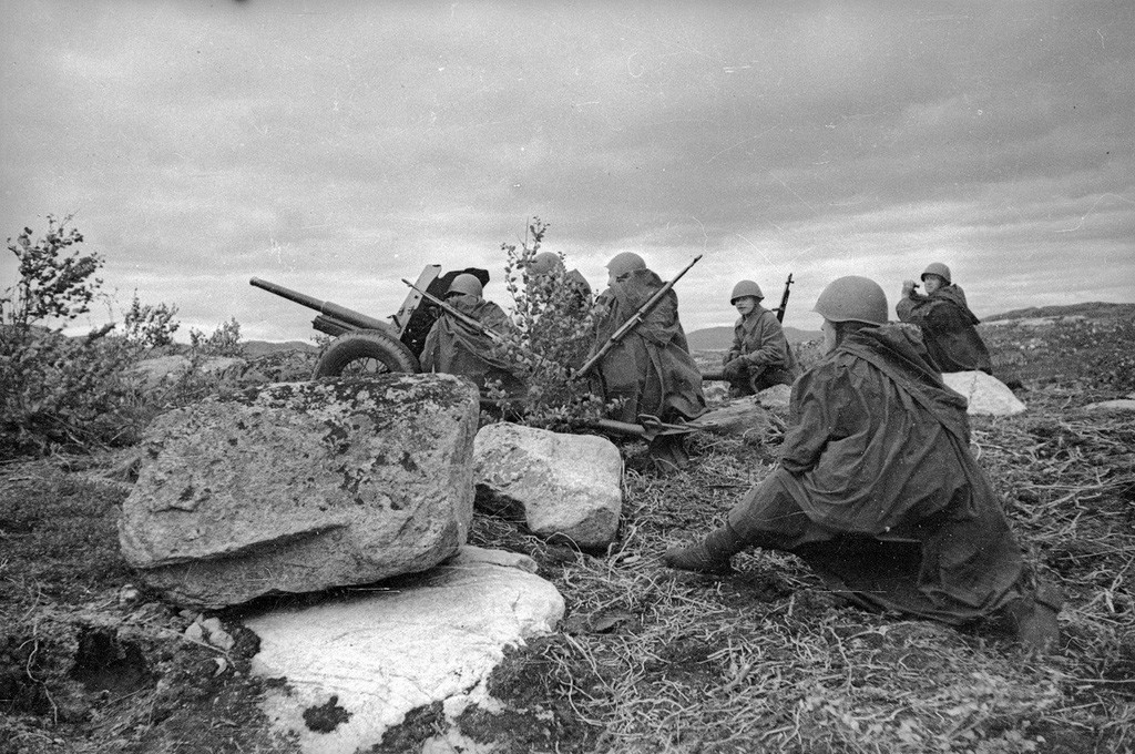 Membres de l'Armée rouge près d’un canon anti-char de 45 mm, 1941