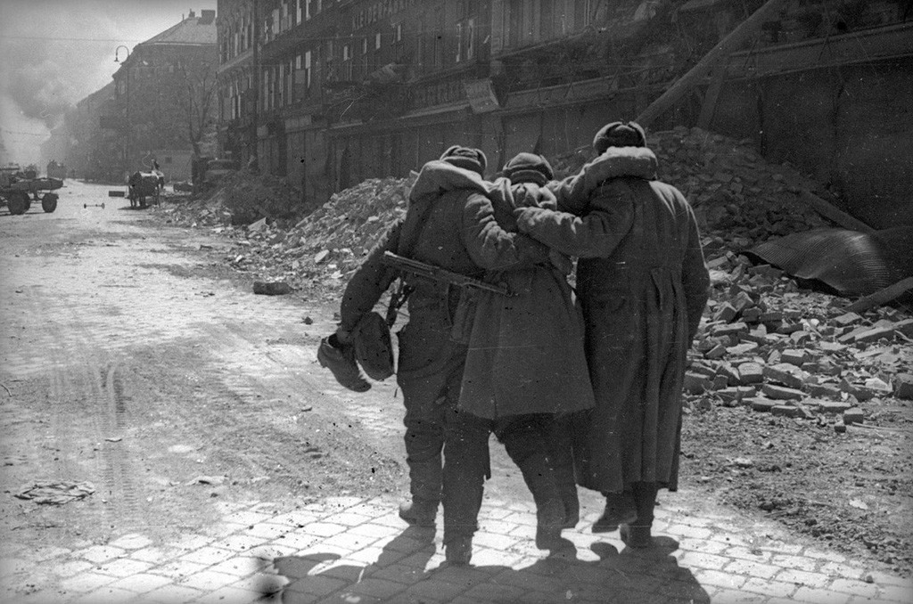 On n'abandonne pas les camarades. Vienne, 1945