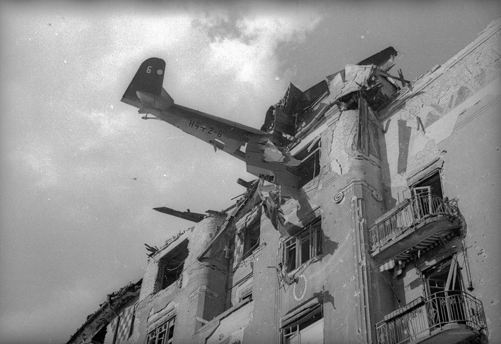 Un planeur allemand avec des provisions s'est écrasé sur un bâtiment. Budapest, 1945