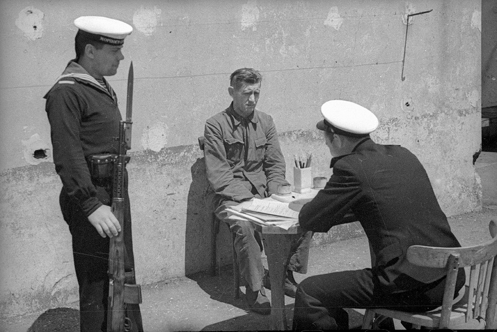 Interrogatoire d'un prisonnier, 1944