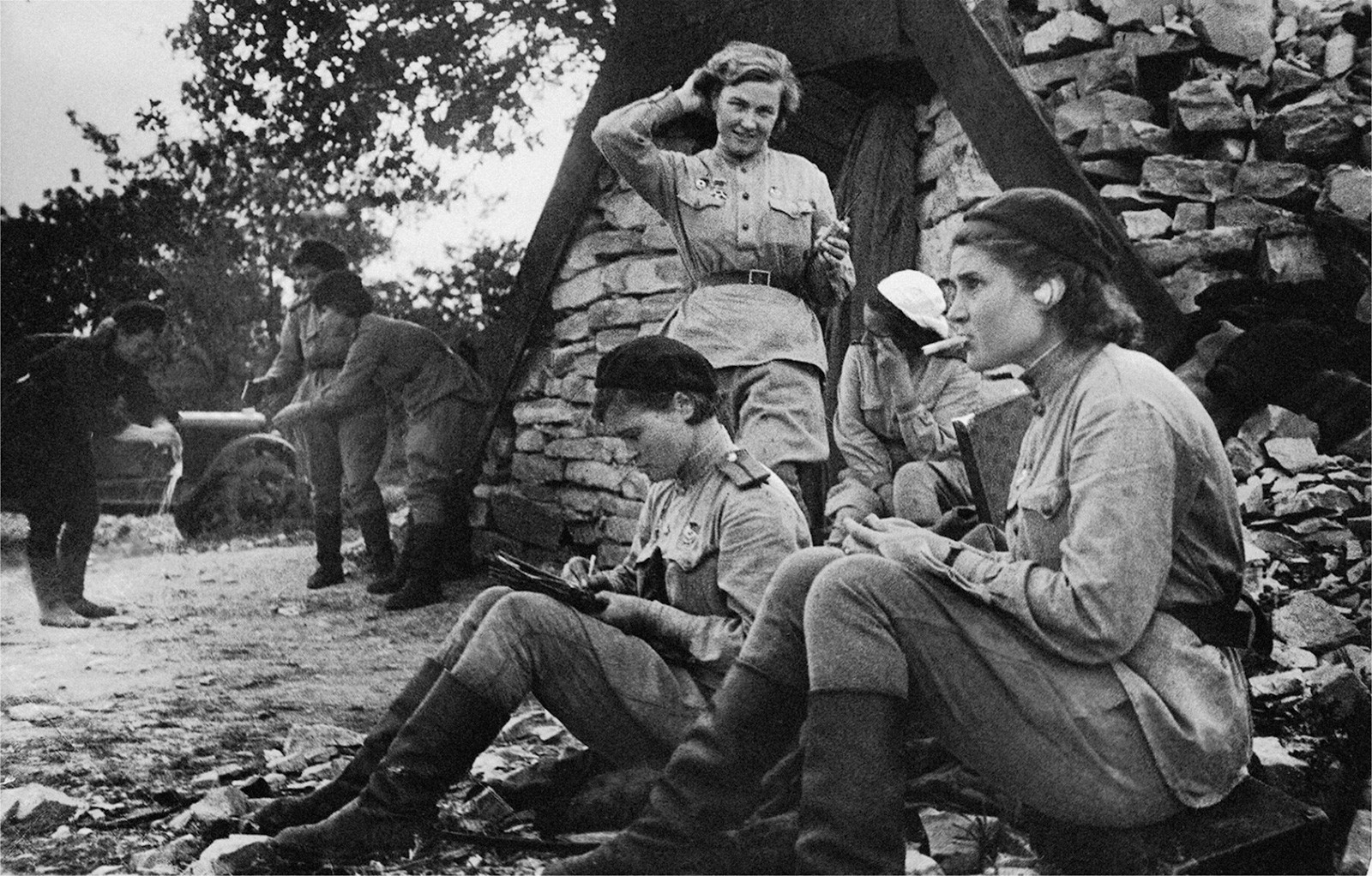 Pilotes près d’un abri de la ligne de front, 1943