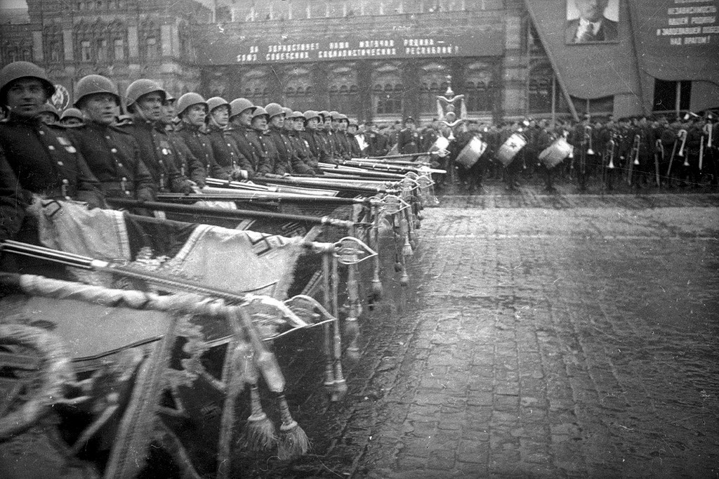 Défilé de la Victoire le 24 juin 1945 – soldats lançant des bannières nazies