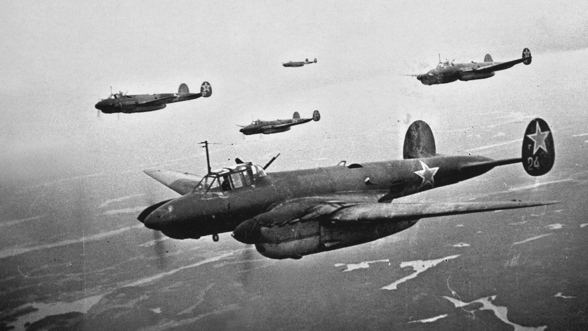 Bombarderi za obrušavanje Pe-2 u zraku. 
