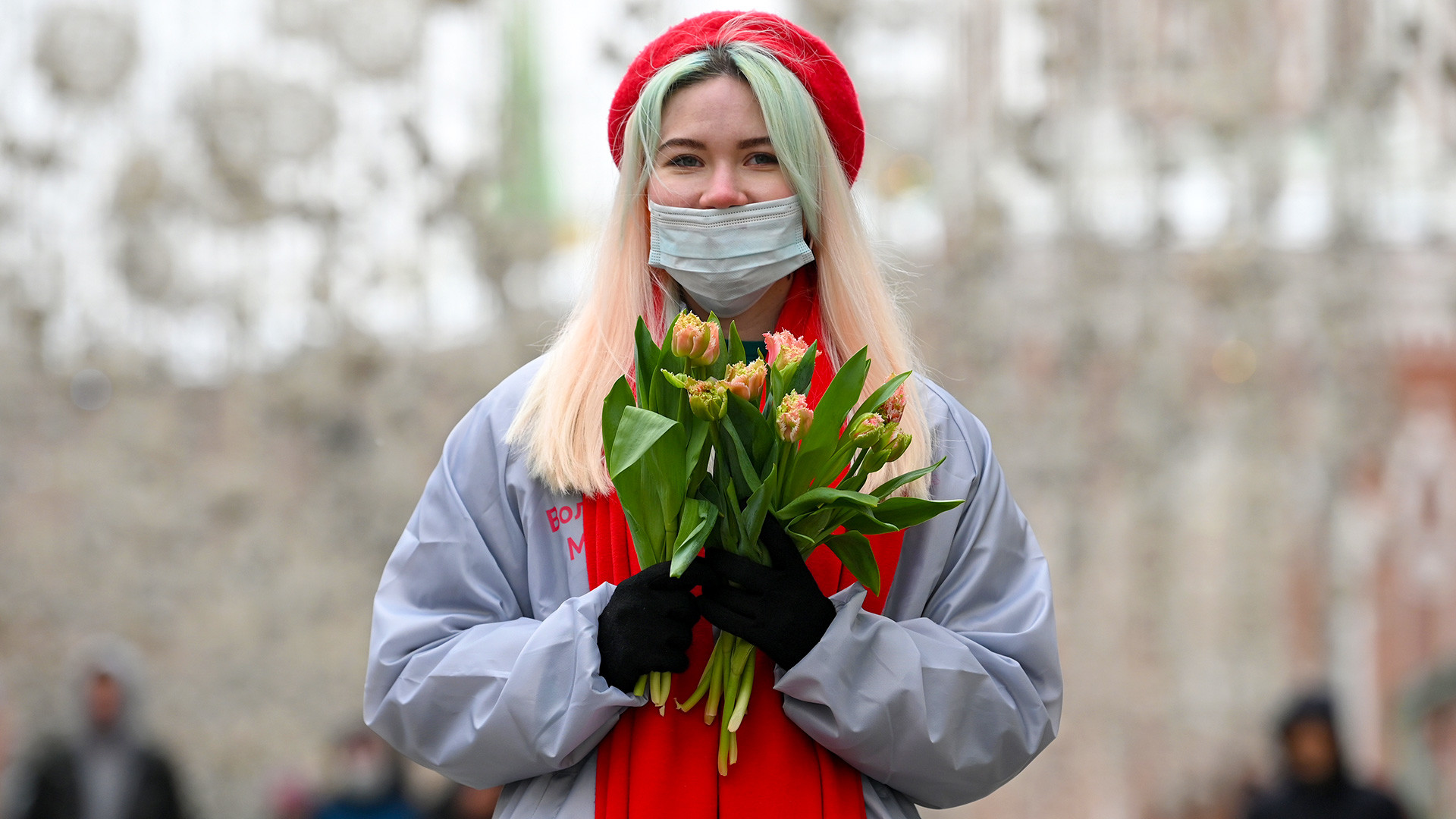 Volonterka u Nikoljskoj ulici s tulipanima  koje dijeli ženama. Akcija 