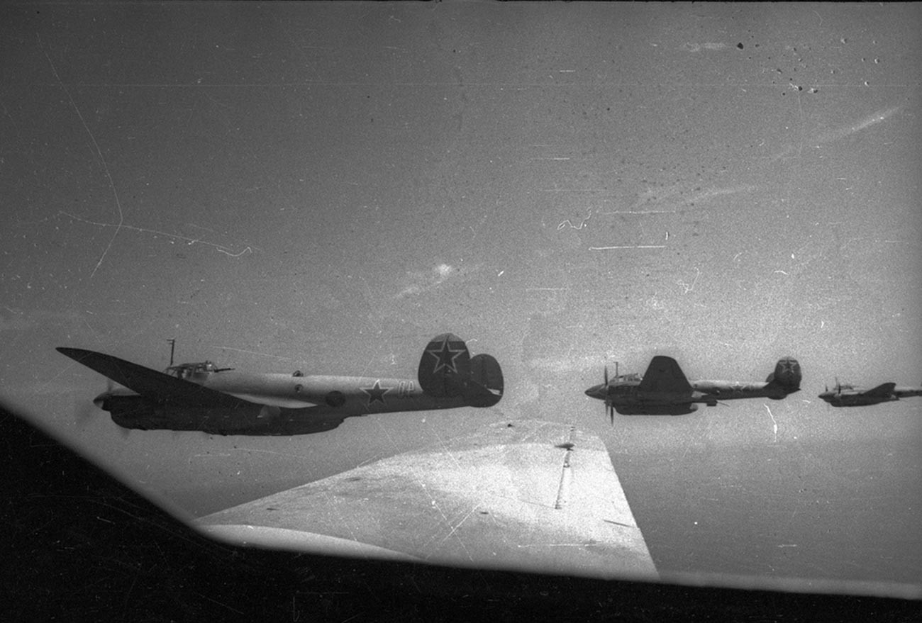 Pe-2 bombers.