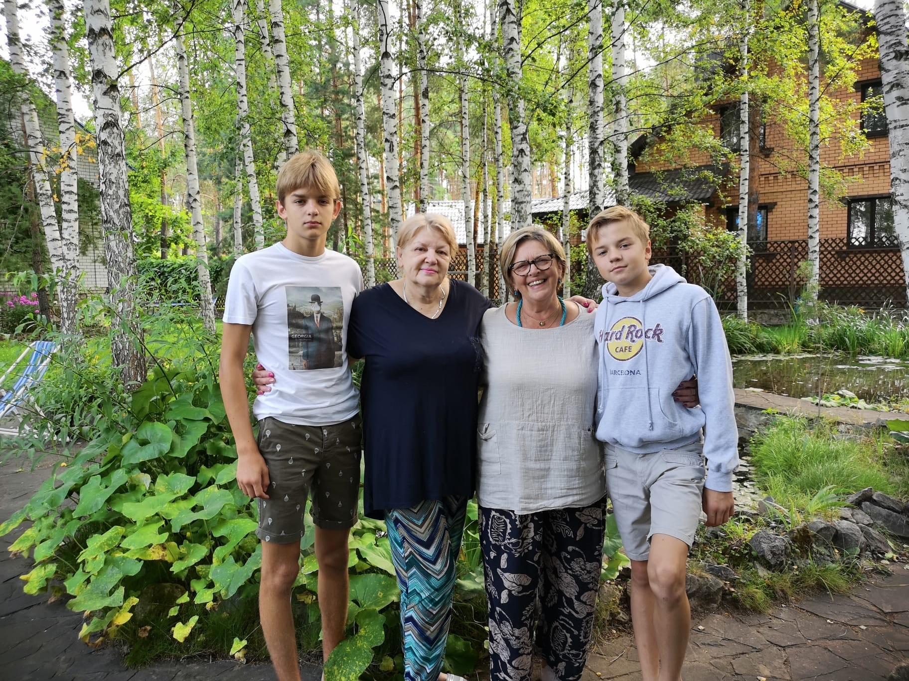 Monique avec ses petits-enfants Lucas et Nicolas et leur grand-mère russe