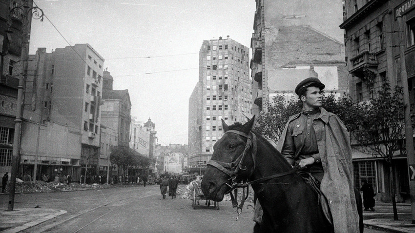 Советски коњаник во Белград.
