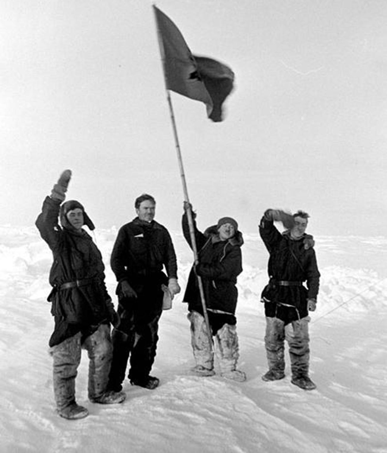 Anggota ekspedisi Severny Polyus-1 di Kutub Utara